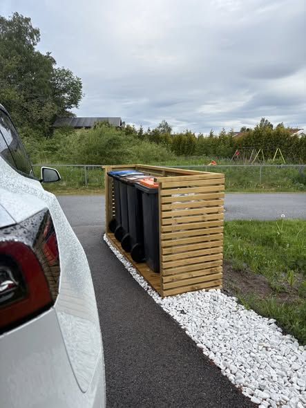 Søppeldunkhus i trelameller bygget av Apex Drift AS