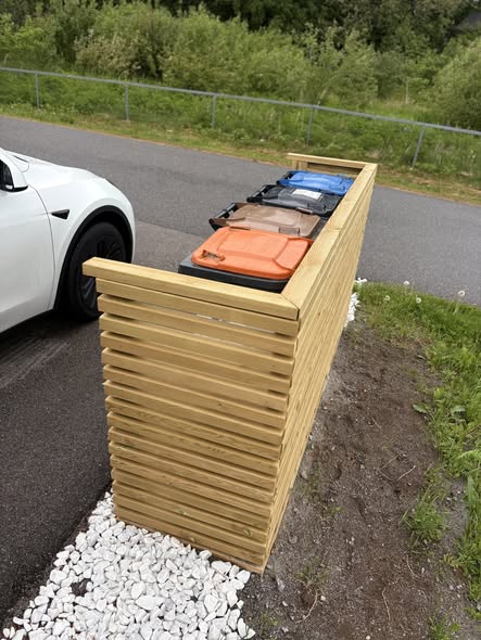 Ferdig søppeldunkhus med plass til flere dunker
